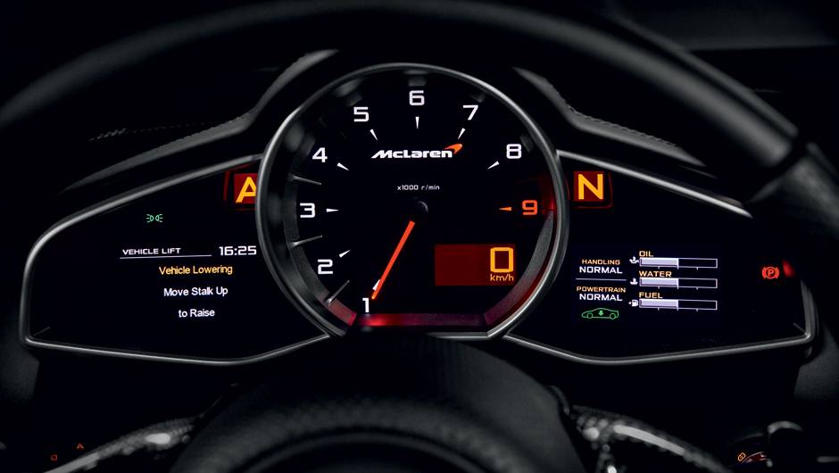 Como num carro de F-1, o conta-giros &eacute; o instrumento principal do painel | <a href="https://quatrorodas.abril.com.br/carros/impressoes/mclaren-mp4-12c-spider-736652.shtml" rel="migration">Leia mais</a>