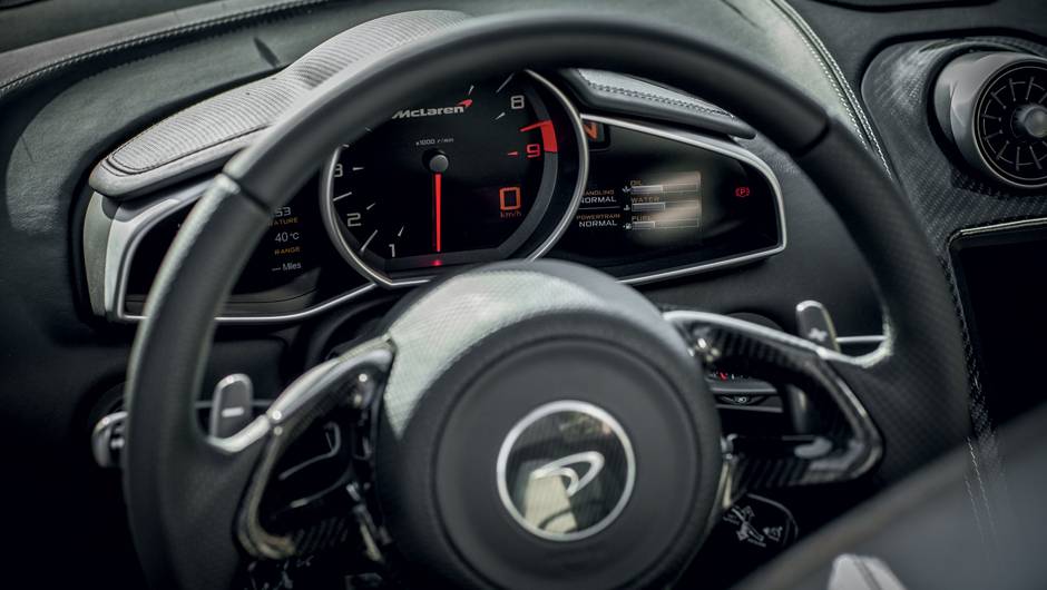 A troca de marcha manual s&oacute; pode ser feita pelas borboletas no volante | <a href="https://quatrorodas.abril.com.br/carros/impressoes/mclaren-mp4-12c-spider-736652.shtml" rel="migration">Leia mais</a>