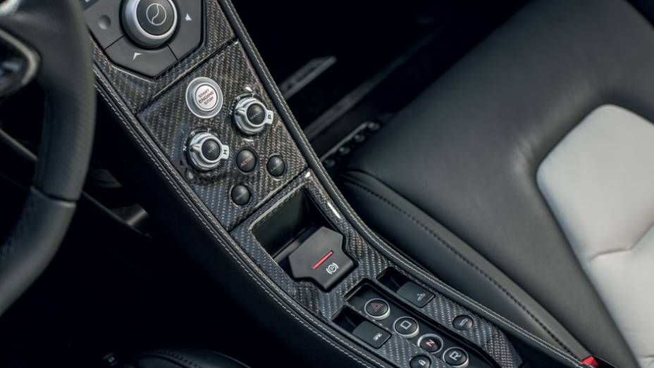 Console reúne os comandos que ajustam o carro ao estilo do piloto | <a href="https://quatrorodas.abril.com.br/carros/impressoes/mclaren-mp4-12c-spider-736652.shtml" rel="migration">Leia mais</a>