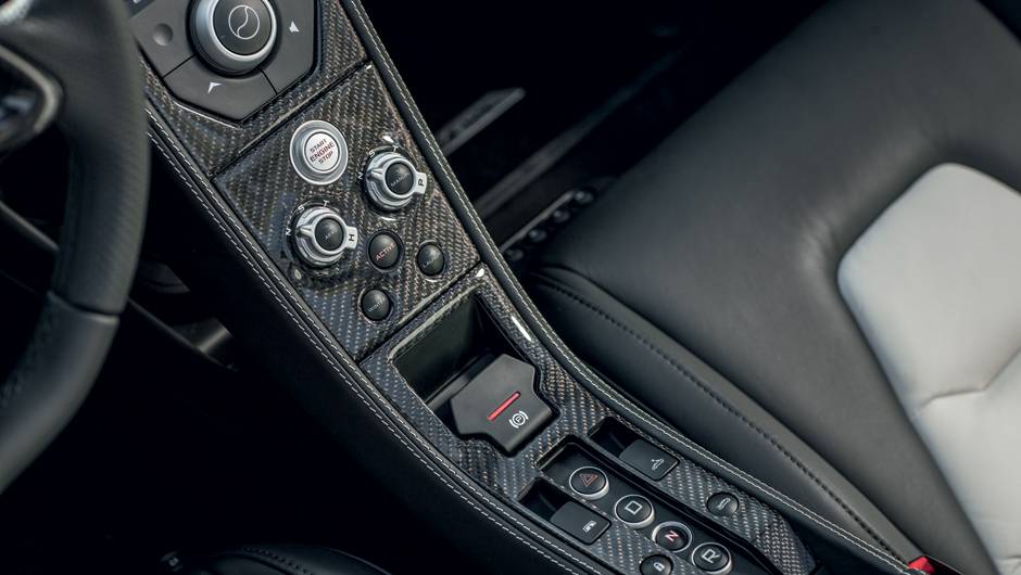 Console re&uacute;ne os comandos que ajustam o carro ao estilo do piloto | <a href="https://quatrorodas.abril.com.br/carros/impressoes/mclaren-mp4-12c-spider-736652.shtml" rel="migration">Leia mais</a>