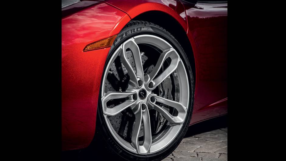 Os freios de carbono-cer&acirc;mica s&atilde;o itens opcionais | <a href="https://quatrorodas.abril.com.br/carros/impressoes/mclaren-mp4-12c-spider-736652.shtml" rel="migration">Leia mais</a>