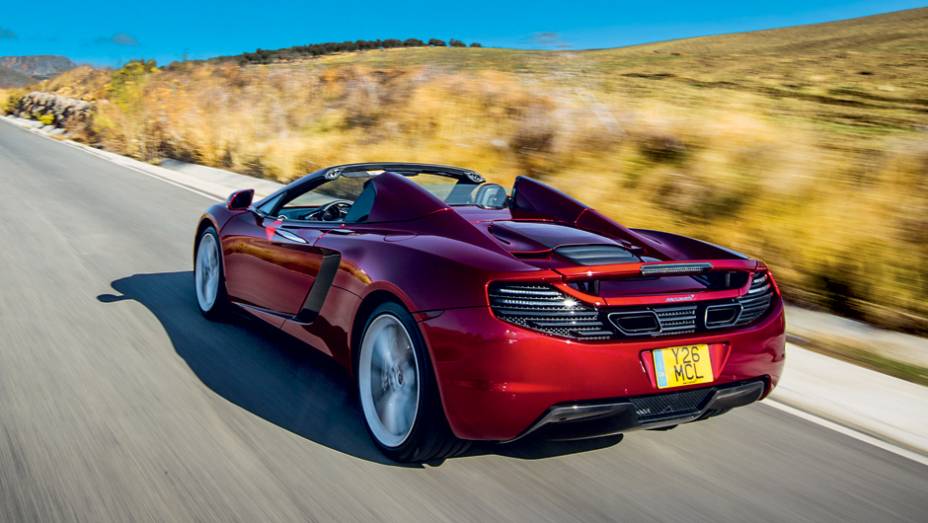 Escape duplo discretamente embutido entre as lanternas | <a href="https://quatrorodas.abril.com.br/carros/impressoes/mclaren-mp4-12c-spider-736652.shtml" rel="migration">Leia mais</a>