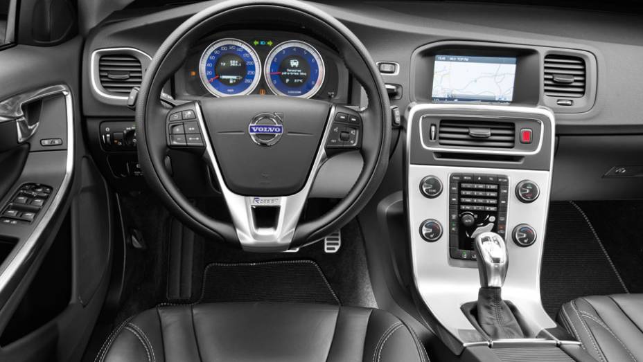 Interior é compartilhado com o sedã. O painel azul faz parte do pacote R-Design | <a href="https://quatrorodas.abril.com.br/carros/testes/volvo-v60-716488.shtml" rel="migration">Leia mais</a>