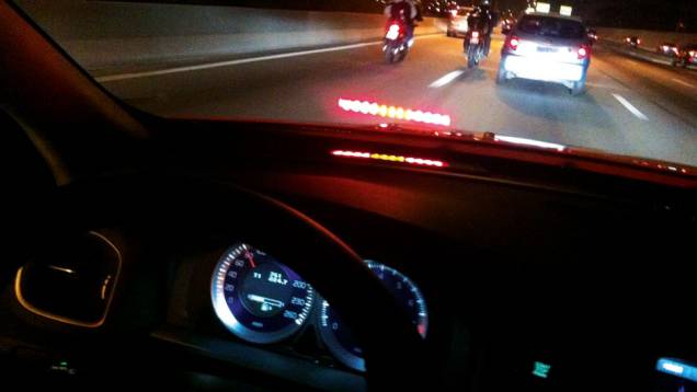 O para-brisa reflete a luz vermelha do City Safety | <a href="https://quatrorodas.abril.com.br/carros/testes/volvo-v60-716488.shtml" rel="migration">Leia mais</a>
