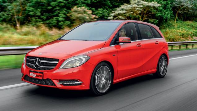 Leds e faróis de xenônio equipam versão Sport | <a href="https://quatrorodas.abril.com.br/carros/lancamentos/mercedes-benz-b-200-turbo-724725.shtml" rel="migration">Leia mais</a> Leds e faróis de xenônio equipam versão Sport | <a href="https://quatrorodas.abril.com.br/carros/lancamentos/mercedes-benz-b-200-turbo-724725.shtml" rel="migration">Leia mais</a>