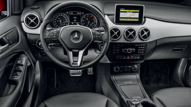 Tela multimídia (sem GPS) tem design de tablet | <a href="https://quatrorodas.abril.com.br/carros/lancamentos/mercedes-benz-b-200-turbo-724725.shtml" rel="migration">Leia mais</a> Tela multimídia (sem GPS) tem design de tablet | <a href="https://quatrorodas.abril.com.br/carros/lancamentos/mercedes-benz-b-200-turbo-724725.shtml" rel="migration">Leia mais</a>