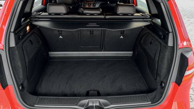 No porta-malas, cabem 488 litros de bagagem | <a href="https://quatrorodas.abril.com.br/carros/lancamentos/mercedes-benz-b-200-turbo-724725.shtml" rel="migration">Leia mais</a> No porta-malas, cabem 488 litros de bagagem | <a href="https://quatrorodas.abril.com.br/carros/lancamentos/mercedes-benz-b-200-turbo-724725.shtml" rel="migration">Leia mais</a>