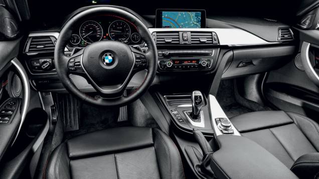 Interior conta com materiais de qualidade e construção esmerada, mas abusa da sobriedade | <a href="https://quatrorodas.abril.com.br/carros/lancamentos/bmw-335i-723469.shtml" rel="migration">Leia mais</a>