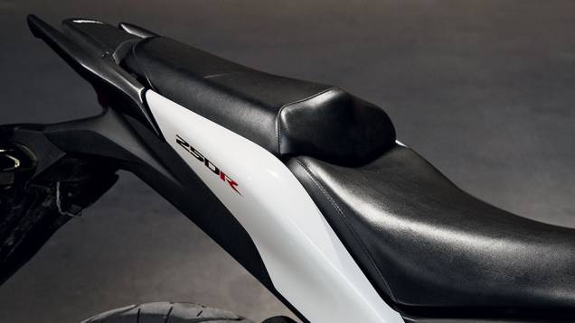 Banco duplo com mais espuma na CBR 250R | <a href="https://quatrorodas.abril.com.br/moto/testes/kawasaki-ninja-300-x-honda-cbr-250r-741248.shtml" rel="migration">Leia mais</a> Banco duplo com mais espuma na CBR 250R | <a href="https://quatrorodas.abril.com.br/moto/testes/kawasaki-ninja-300-x-honda-cbr-250r-741248.shtml" rel="migration">Leia mais</a>
