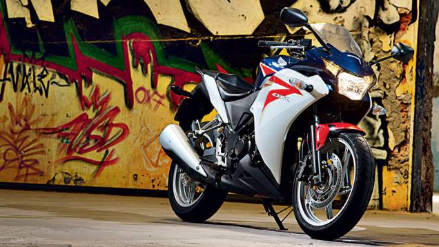 Visual inspirado na VFR 1200F, com carenagens duplas | <a href="https://quatrorodas.abril.com.br/moto/testes/kawasaki-ninja-300-x-honda-cbr-250r-741248.shtml" rel="migration">Leia mais</a> Visual inspirado na VFR 1200F, com carenagens duplas | <a href="https://quatrorodas.abril.com.br/moto/testes/kawasaki-ninja-300-x-honda-cbr-250r-741248.shtml" rel="migration">Leia mais</a>