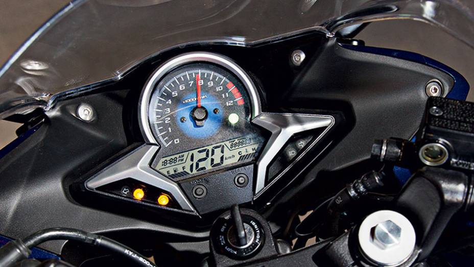 Painel moderno possui boa leitura, com elevado nível de informações | <a href="https://quatrorodas.abril.com.br/moto/testes/kawasaki-ninja-300-x-honda-cbr-250r-741248.shtml" rel="migration">Leia mais</a>