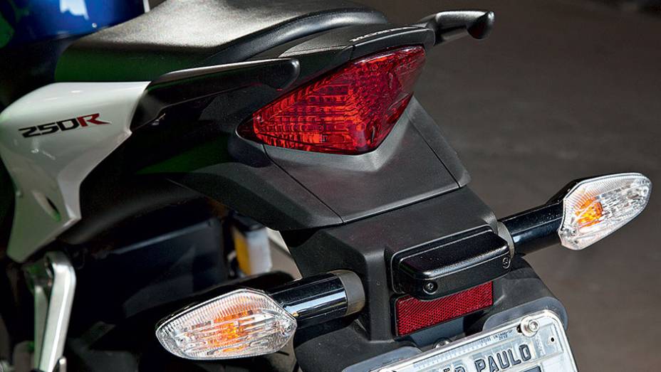 Piscas e placa isolados para facilitar remoção | <a href="https://quatrorodas.abril.com.br/moto/testes/kawasaki-ninja-300-x-honda-cbr-250r-741248.shtml" rel="migration">Leia mais</a>