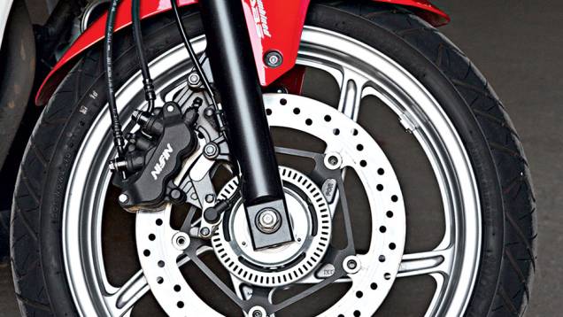Com C-ABS, a CBR traz o 3º pistão na frente | <a href="https://quatrorodas.abril.com.br/moto/testes/kawasaki-ninja-300-x-honda-cbr-250r-741248.shtml" rel="migration">Leia mais</a> Com C-ABS, a CBR traz o 3º pistão na frente | <a href="https://quatrorodas.abril.com.br/moto/testes/kawasaki-ninja-300-x-honda-cbr-250r-741248.shtml" rel="migration">Leia mais</a>
