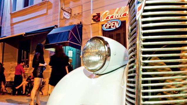 Quem vê a fachada do Cadillac Vintage Bar, em Santos... | <a href="https://quatrorodas.abril.com.br/reportagens/geral/clima-garagem-724995.shtml" rel="migration">Leia mais</a>