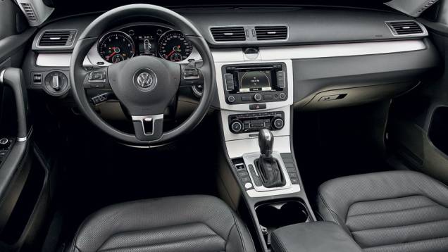O VW tem câmbio automatizado de duas embreagens | <a href="https://quatrorodas.abril.com.br/carros/comparativos/sedas-executivos-725990.shtml" rel="migration">Leia mais</a>