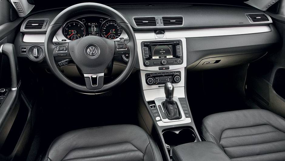 O VW tem câmbio automatizado de duas embreagens | <a href="https://quatrorodas.abril.com.br/carros/comparativos/sedas-executivos-725990.shtml" rel="migration">Leia mais</a> O VW tem câmbio automatizado de duas embreagens | <a href="https://quatrorodas.abril.com.br/carros/comparativos/sedas-executivos-725990.shtml" rel="migration">Leia mais</a>