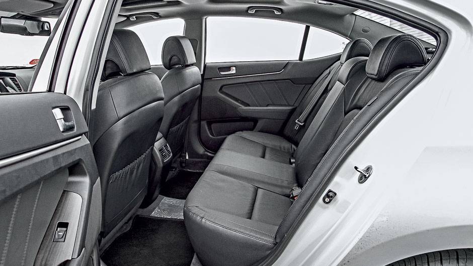 ...o Cadenza tem o mesmo espaço interno | <a href="https://quatrorodas.abril.com.br/carros/comparativos/sedas-executivos-725990.shtml" rel="migration">Leia mais</a> ...o Cadenza tem o mesmo espaço interno | <a href="https://quatrorodas.abril.com.br/carros/comparativos/sedas-executivos-725990.shtml" rel="migration">Leia mais</a>
