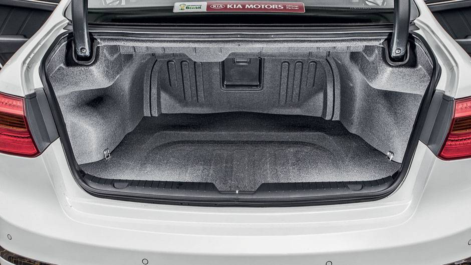O bagageiro é 10 litros menor, com 451 litros | <a href="https://quatrorodas.abril.com.br/carros/comparativos/sedas-executivos-725990.shtml" rel="migration">Leia mais</a> O bagageiro é 10 litros menor, com 451 litros | <a href="https://quatrorodas.abril.com.br/carros/comparativos/sedas-executivos-725990.shtml" rel="migration">Leia mais</a>