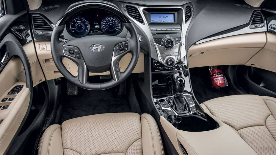 Interior claro reforça visual mais jovem | <a href="https://quatrorodas.abril.com.br/carros/comparativos/sedas-executivos-725990.shtml" rel="migration">Leia mais</a>