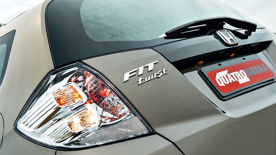 Faróis, lanternas, para-choques e grade têm desenho próprio... | <a href="https://quatrorodas.abril.com.br/carros/lancamentos/honda-fit-twist-725226.shtml" rel="migration">Leia mais</a>