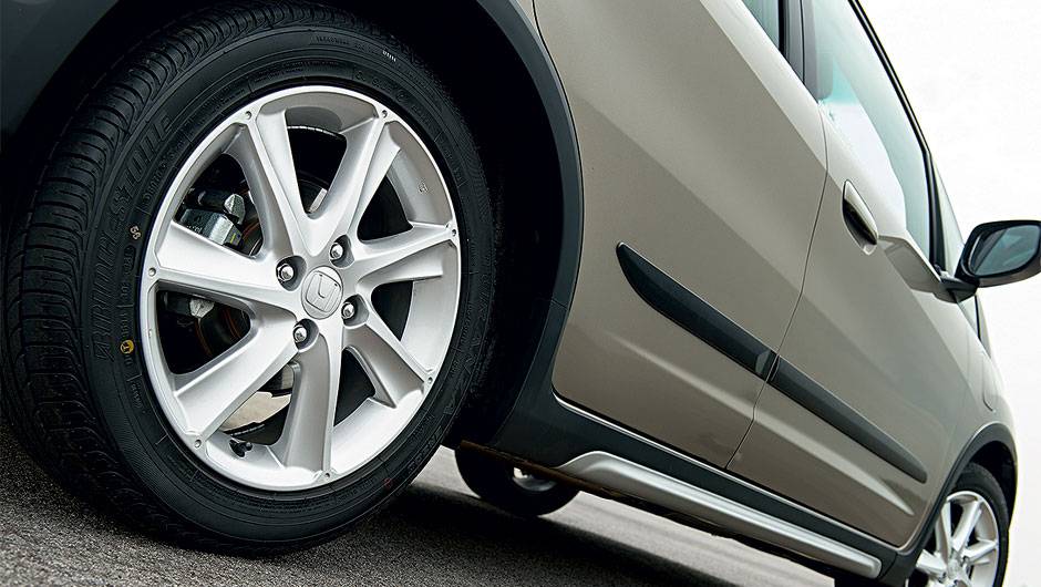 ...assim como as rodas de liga | <a href="https://quatrorodas.abril.com.br/carros/lancamentos/honda-fit-twist-725226.shtml" rel="migration">Leia mais</a>