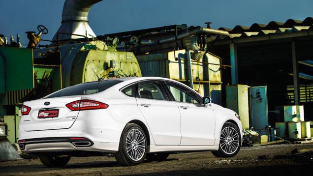 Traseira de Jaguar, outra marca que pertenceu à Ford | <a href="https://quatrorodas.abril.com.br/carros/testes/ford-fusion-2-0-ecoboost-725620.shtml" rel="migration">Leia mais</a>