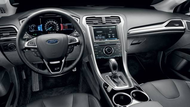 Cabine tem mescla agradável de cores, brilhos e texturas | <a href="https://quatrorodas.abril.com.br/carros/testes/ford-fusion-2-0-ecoboost-725620.shtml" rel="migration">Leia mais</a>