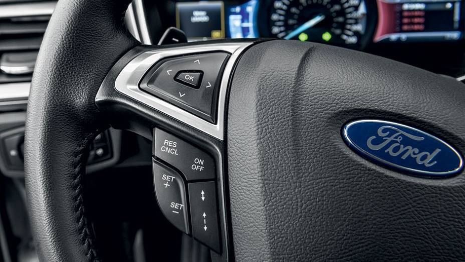 Câmbio, som e cruise-control no volante | <a href="https://quatrorodas.abril.com.br/carros/testes/ford-fusion-2-0-ecoboost-725620.shtml" rel="migration">Leia mais</a>