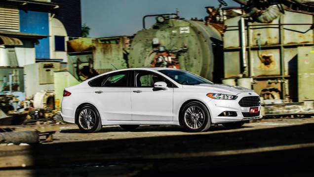 Queda acentuada da coluna C: sedã com ar de cupê | <a href="https://quatrorodas.abril.com.br/carros/testes/ford-fusion-2-0-ecoboost-725620.shtml" rel="migration">Leia mais</a>