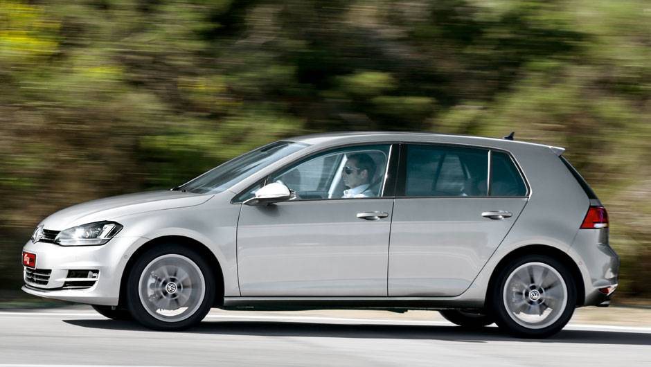 O Golf ficou 5,6 cm mais longo e 3 cm mais baixo | <a href="https://quatrorodas.abril.com.br/carros/lancamentos/volkswagen-golf-vii-749855.shtml" rel="migration">Saiba mais sobre o novo Golf no Brasil</a> | <a href="https://quatrorodas.abril.com.br/carros/impressoes/volkswage" rel="migration"></a>