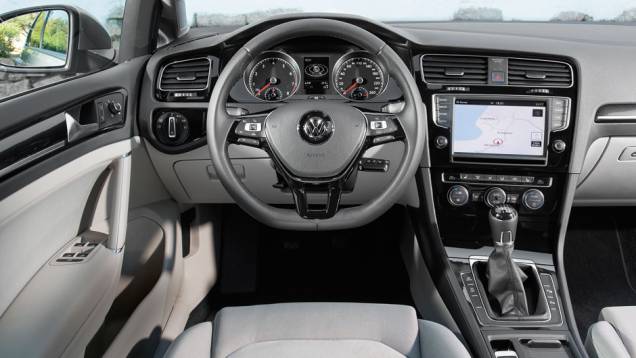 Painel mais voltado para o motorista | <a href="https://quatrorodas.abril.com.br/carros/lancamentos/volkswagen-golf-vii-749855.shtml" rel="migration">Saiba mais sobre o novo Golf no Brasil</a> | <a href="https://quatrorodas.abril.com.br/carros/impressoes/volkswagen-golf-72547" rel="migration"></a>