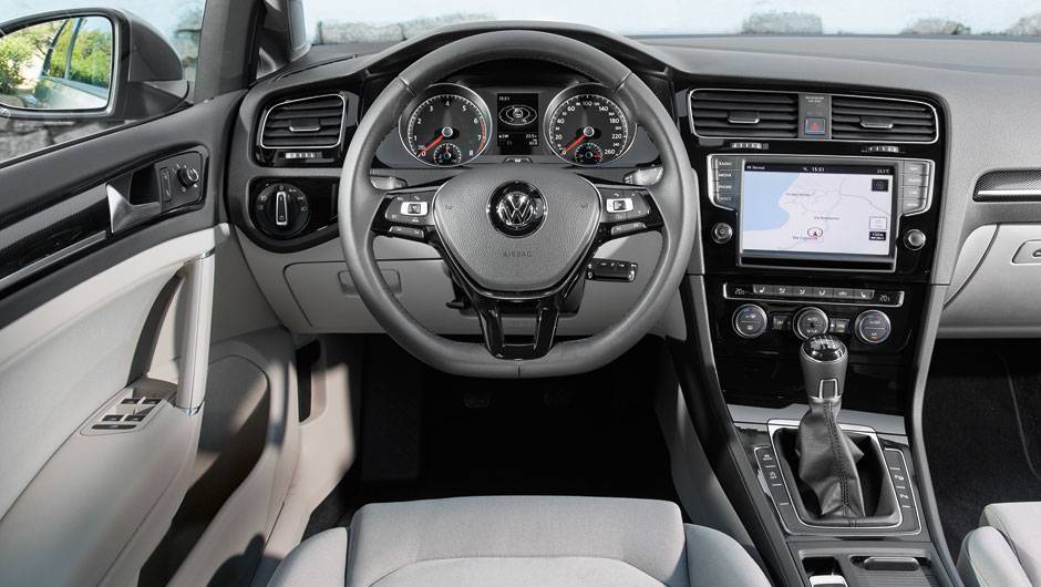 Painel mais voltado para o motorista | <a href="https://quatrorodas.abril.com.br/carros/lancamentos/volkswagen-golf-vii-749855.shtml" rel="migration">Saiba mais sobre o novo Golf no Brasil</a> | <a href="https://quatrorodas.abril.com.br/carros/impressoes/volkswagen-golf-72547" rel="migration"></a>