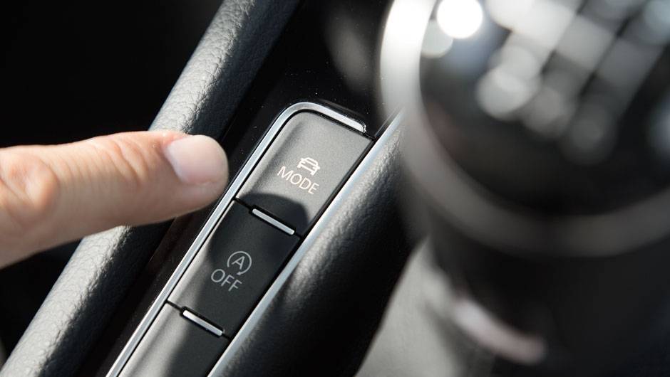 No botão, três ajustes de pilotagem | <a href="https://quatrorodas.abril.com.br/carros/lancamentos/volkswagen-golf-vii-749855.shtml" rel="migration">Saiba mais sobre o novo Golf no Brasil</a> | <a href="https://quatrorodas.abril.com.br/carros/impressoes/volkswagen" rel="migration"></a>
