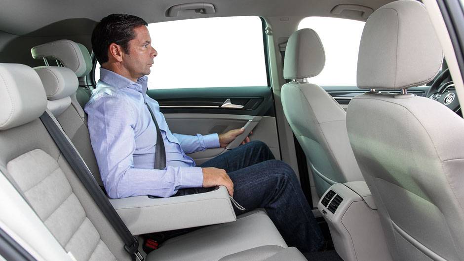 Atrás, bom espaço para a cabeça de quem tem 1,80 metro | <a href="https://quatrorodas.abril.com.br/carros/lancamentos/volkswagen-golf-vii-749855.shtml" rel="migration">Saiba mais sobre o novo Golf no Brasil</a> | <a href="https://quatrorodas.abril.com.br/car" rel="migration"></a>