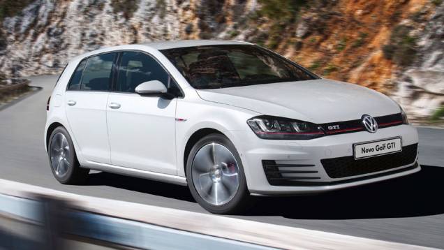 O venerado esportivo GTI volta ao país com um motor 2.0 TSI de 220 cv | <a href="https://quatrorodas.abril.com.br/carros/lancamentos/volkswagen-golf-vii-749855.shtml" rel="migration">Saiba mais sobre o novo Golf no Brasil</a> | <a href="https://quatrorodas.abril.com.br/carro" rel="migration"></a> O venerado esportivo GTI volta ao país com um motor 2.0 TSI de 220 cv | <a href="https://quatrorodas.abril.com.br/carros/lancamentos/volkswagen-golf-vii-749855.shtml" rel="migration">Saiba mais sobre o novo Golf no Brasil</a> | <a href="https://quatrorodas.abril.com.br/carro" rel="migration"></a>