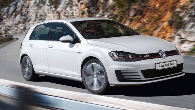 O venerado esportivo GTI volta ao país com um motor 2.0 TSI de 220 cv | <a href="https://quatrorodas.abril.com.br/carros/lancamentos/volkswagen-golf-vii-749855.shtml" rel="migration">Saiba mais sobre o novo Golf no Brasil</a> | <a href="https://quatrorodas.abril.com.br/carro" rel="migration"></a>