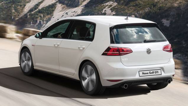 Rodas de liga leve exclusivas e ponteira de escapamento dupla, apenas no GTI | <a href="https://quatrorodas.abril.com.br/carros/lancamentos/volkswagen-golf-vii-749855.shtml" rel="migration">Saiba mais sobre o novo Golf no Brasil</a> | <a href="https://quatrorodas.abril.com.br" rel="migration"></a>