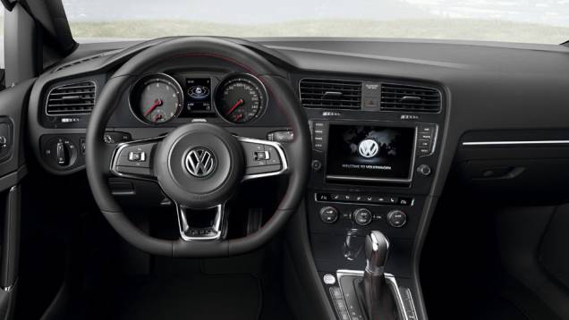 O interior chama atenção pelas costuras vermelhas nos bancos e volante com base achatada | <a href="https://quatrorodas.abril.com.br/carros/lancamentos/volkswagen-golf-vii-749855.shtml" rel="migration">Saiba mais sobre o novo Golf no Brasil</a> | <a href="https://quatrorodas." rel="migration"></a>