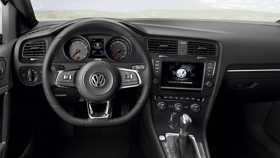 O interior chama aten&ccedil;&atilde;o pelas costuras vermelhas nos bancos e volante com base achatada | <a href="https://quatrorodas.abril.com.br/carros/lancamentos/volkswagen-golf-vii-749855.shtml" rel="migration">Saiba mais sobre o novo Golf no Brasil</a> | <a href="https://quatrorodas." rel="migration"></a>