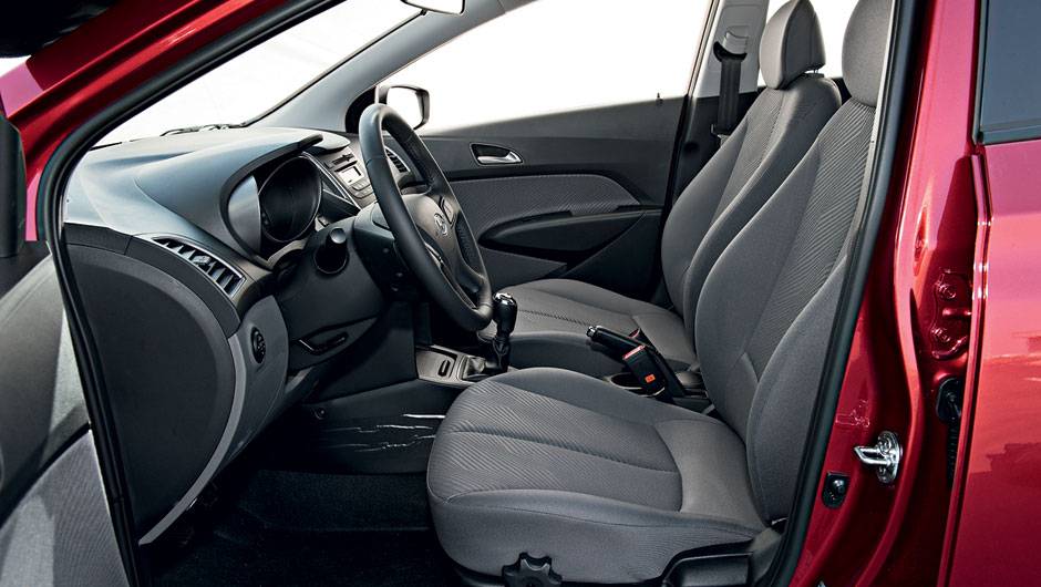 Banco com ajuste de altura é de série em todos os modelos | <a href="https://quatrorodas.abril.com.br/carros/comparativos/hyundai-hb20-1-0-x-1-6-725959.shtml" rel="migration">Leia mais</a>