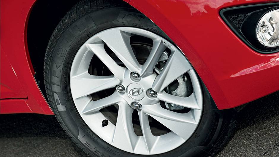 Versão Premium tem rodas aro 15 | <a href="https://quatrorodas.abril.com.br/carros/comparativos/hyundai-hb20-1-0-x-1-6-725959.shtml" rel="migration">Leia mais</a>