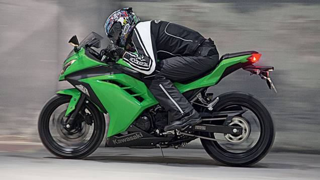 A carenagem é baixa, mas permite abrigo aerodinâmico | <a href="https://quatrorodas.abril.com.br/moto/testes/kawasaki-ninja-300-x-honda-cbr-250r-741248.shtml" rel="migration">Leia mais</a>