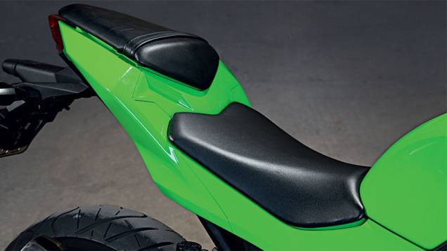 Cockpit radicalmente esporte na Ninja | <a href="https://quatrorodas.abril.com.br/moto/testes/kawasaki-ninja-300-x-honda-cbr-250r-741248.shtml" rel="migration">Leia mais</a> Cockpit radicalmente esporte na Ninja | <a href="https://quatrorodas.abril.com.br/moto/testes/kawasaki-ninja-300-x-honda-cbr-250r-741248.shtml" rel="migration">Leia mais</a>