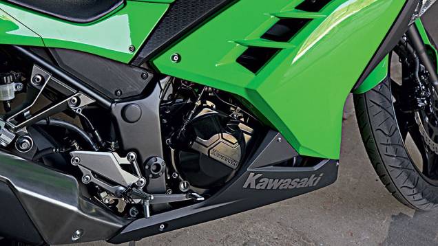 Novo bicilíndrico encoberto pela carenagem | <a href="https://quatrorodas.abril.com.br/moto/testes/kawasaki-ninja-300-x-honda-cbr-250r-741248.shtml" rel="migration">Leia mais</a>