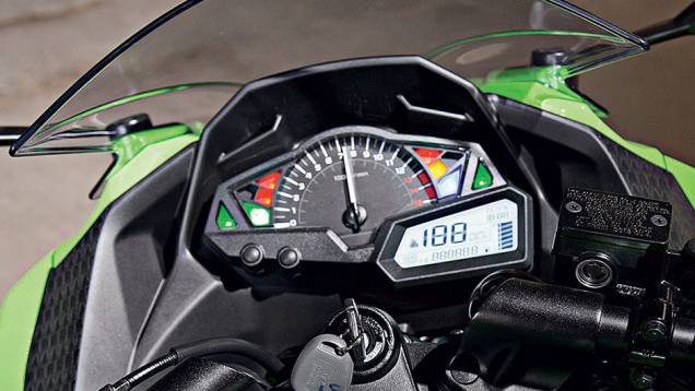 Painel novo na versão de 300 cc, com desenho moderno e boa lei | <a href="https://quatrorodas.abril.com.br/moto/testes/kawasaki-ninja-300-x-honda-cbr-250r-741248.shtml" rel="migration">Leia mais</a>