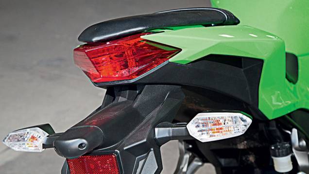 A Ninja não traz alças para amarrar bagagens | <a href="https://quatrorodas.abril.com.br/moto/testes/kawasaki-ninja-300-x-honda-cbr-250r-741248.shtml" rel="migration">Leia mais</a>