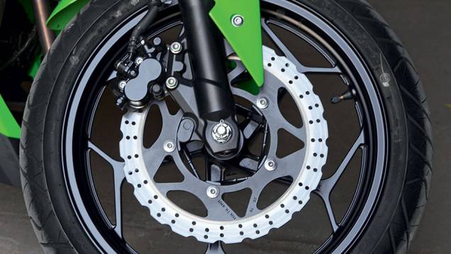 Disco wave e roda preta mais sofisticada | <a href="https://quatrorodas.abril.com.br/moto/testes/kawasaki-ninja-300-x-honda-cbr-250r-741248.shtml" rel="migration">Leia mais</a> Disco wave e roda preta mais sofisticada | <a href="https://quatrorodas.abril.com.br/moto/testes/kawasaki-ninja-300-x-honda-cbr-250r-741248.shtml" rel="migration">Leia mais</a>