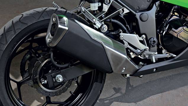 Ponteira tem seção em formato de escudo | <a href="https://quatrorodas.abril.com.br/moto/testes/kawasaki-ninja-300-x-honda-cbr-250r-741248.shtml" rel="migration">Leia mais</a> Ponteira tem seção em formato de escudo | <a href="https://quatrorodas.abril.com.br/moto/testes/kawasaki-ninja-300-x-honda-cbr-250r-741248.shtml" rel="migration">Leia mais</a>
