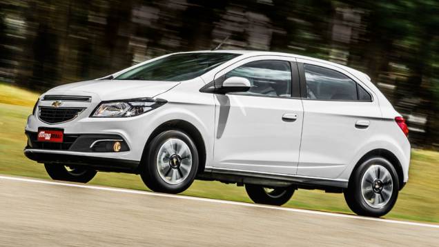 Vincos reforçam a imagem de robustez na lateral | <a href="https://quatrorodas.abril.com.br/carros/testes/chevrolet-onix-725300.shtml" rel="migration">Leia mais</a>