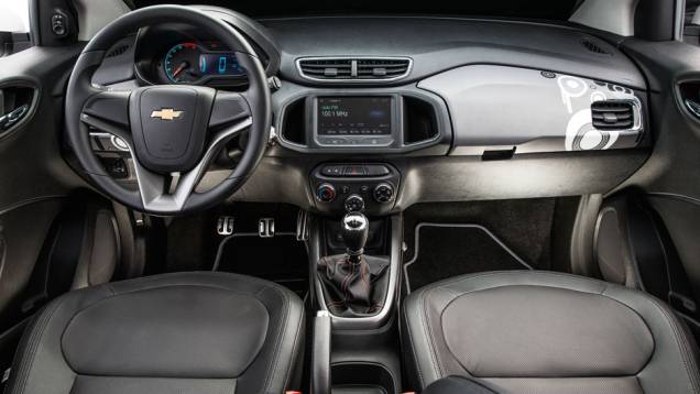 Design e ergonomia se destacam, mas os materiais ainda podem evoluir. Tela multimídia é restrita às versões LT e LTZ. Na top, é item de série | <a href="https://quatrorodas.abril.com.br/carros/testes/chevrolet-onix-725300" rel="migration"></a> Design e ergonomia se destacam, mas os materiais ainda podem evoluir. Tela multimídia é restrita às versões LT e LTZ. Na top, é item de série | <a href="https://quatrorodas.abril.com.br/carros/testes/chevrolet-onix-725300" rel="migration"></a>